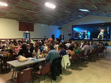 soirée dans la salle des fêtes