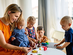 femme joue avec enfants